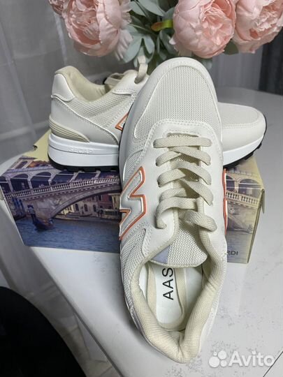 Кроссовки женские