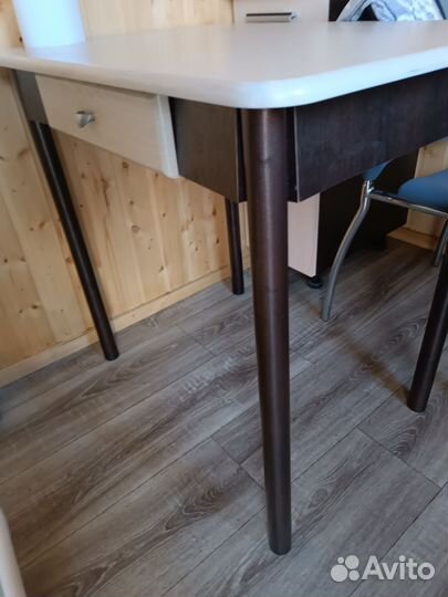 Стол кухонный с ящиком