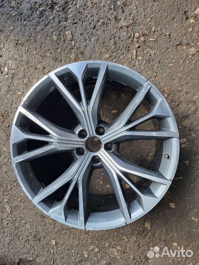 Q8 диск колесный 1штука неб.дефект