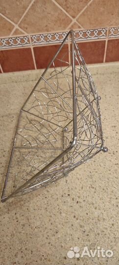 Ваза под фрукты на ножки металлическая