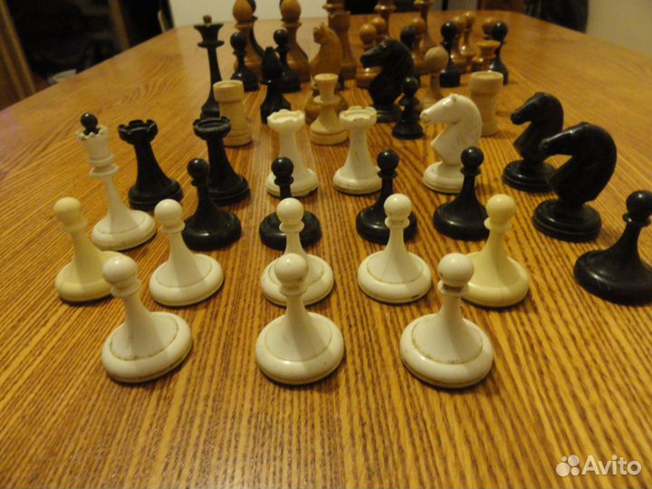 Старые шахматные фигурки