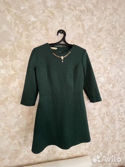 Платье изумрудное 44
