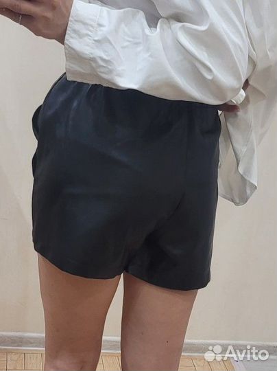 Рубашка и кожаные шорты