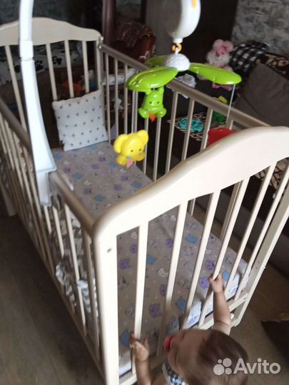 Детская кроватка с продольным маятником