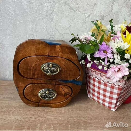 Шкафчик шкатулка из массива дерева и смолы