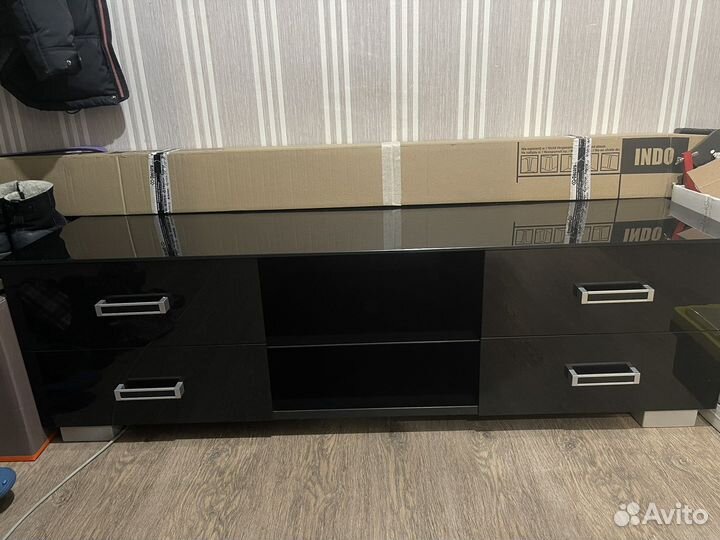 Стеклянная тумба под тв