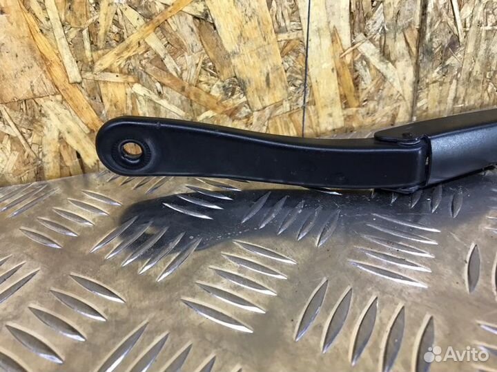 Поводок стеклоочистителя передний левый Renault