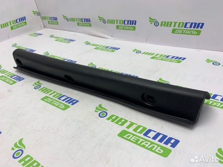 Уплотнительная резинка крыла передняя правая Mazda