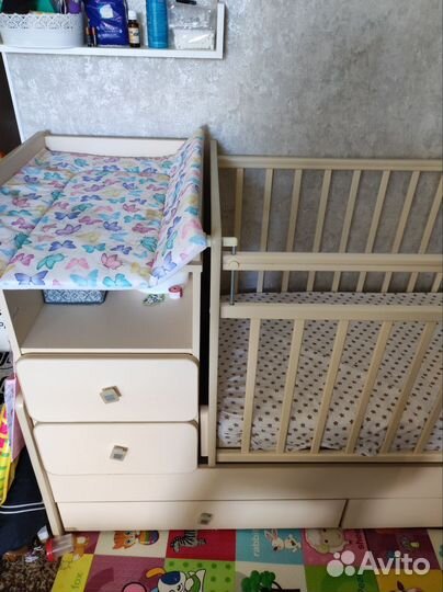 Детская кроватка и пеленальный комод