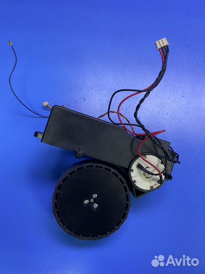 Колесо левое для пылесоса Midea M7