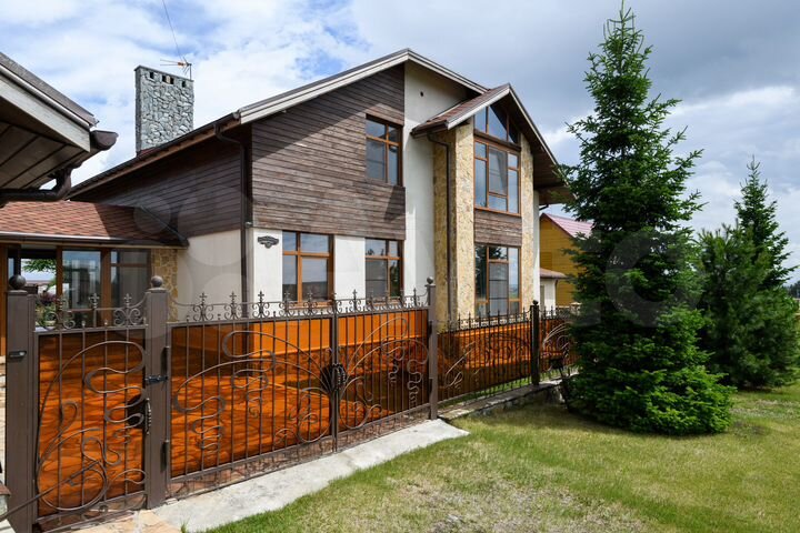 Коттедж 180 м² на участке 15 сот.