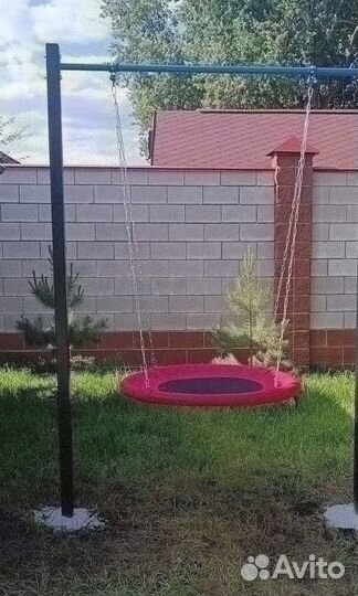 Уличный турник для всей семьи можно и качели