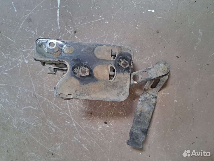 Крюк капота на Volkswagen Phaeton