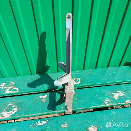 Кронштейн с амортизатором от тележки