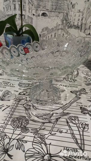 Ваза для фруктов на ножке