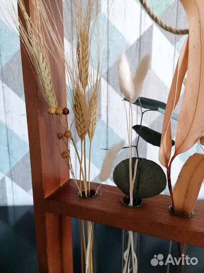 Деревянная рамка с пробирками