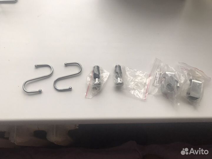 Полки на кухню с трубой для рейлинга