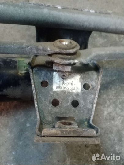 Трапеция стеклоочистителей Audi80