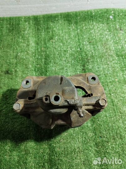 Суппорт тормозной передний Toyota Alphard