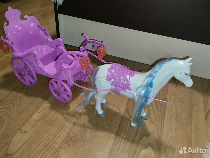 Карета с лошадью