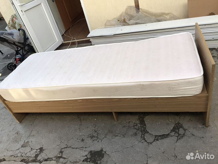 Кровать