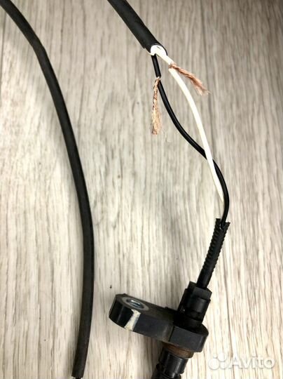 Toyota Alphard датчик abs передний правый