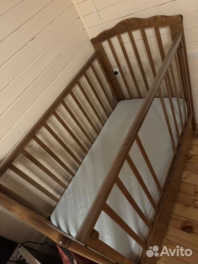 Детская кроватка с маятником и ящиком