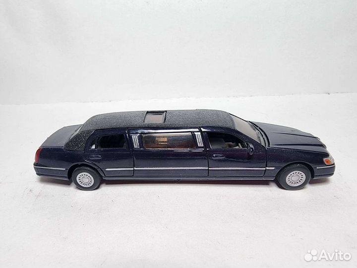 Lincoln Town Car Kinsmart 1:43