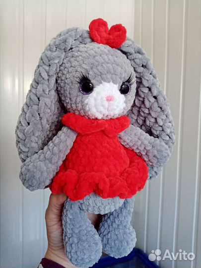 Вязаный плюшевый зайчик