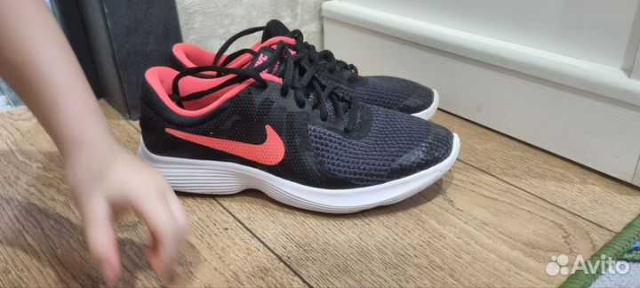 Кроссовки женские