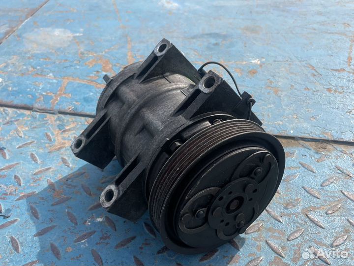 Компрессор кондиционера Nissan Elgrand E50 E51