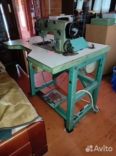 Промышленная швейная машина на столе