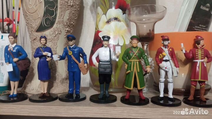 Фигурка почтальона