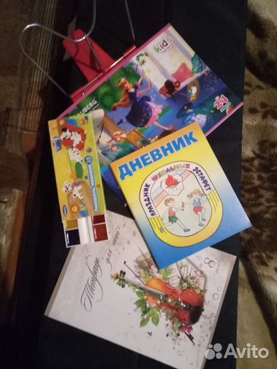 Школьные товары(тетради,краски,подставка,альбом)