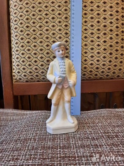 Фарфоровая статуэтка