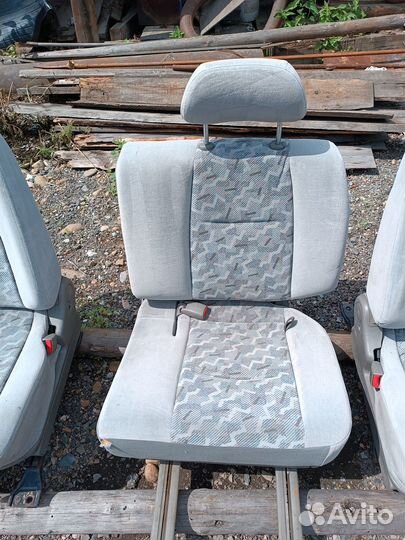 Продам сиденья Nissan r'nesss