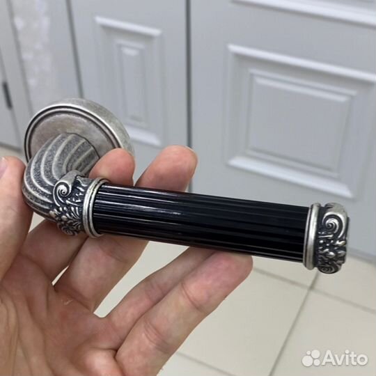 Дверная ручка классика с замком