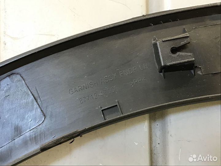 Накладка переднего крыла левого Kia Sportage 2010