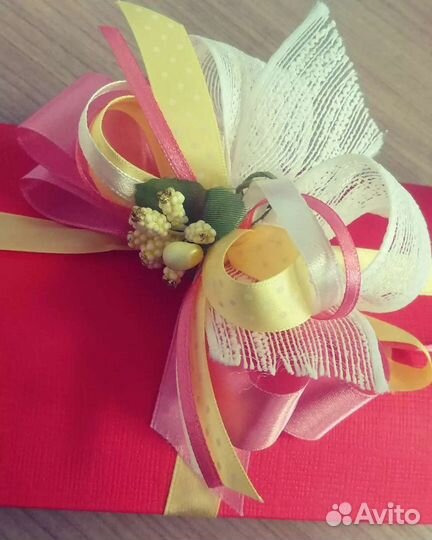 Подарочная коробочка с лентой и цветком