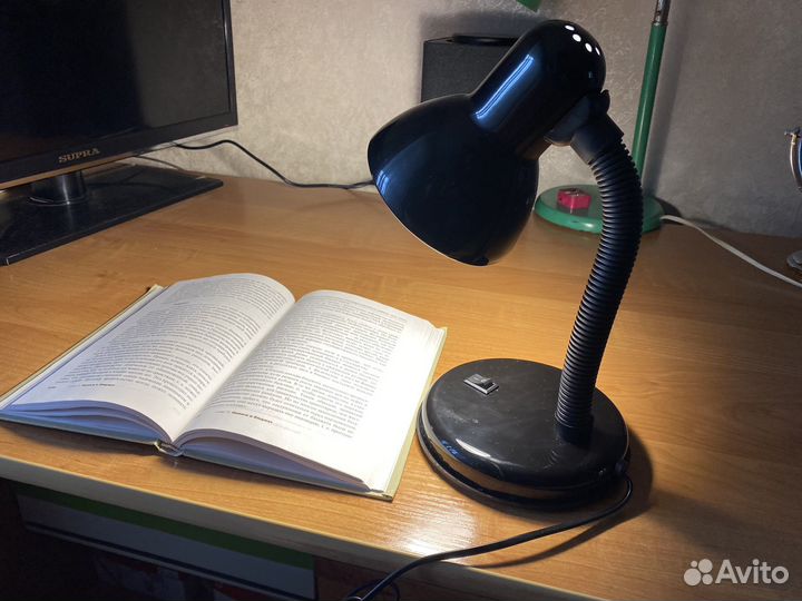 Настольная лампа чёрного цвета с гибкой стойкой