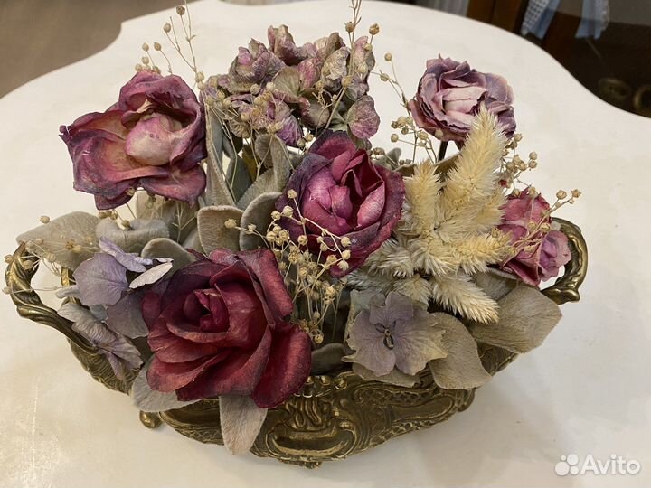 Композиция из сухоцветов в бронзовой вазе