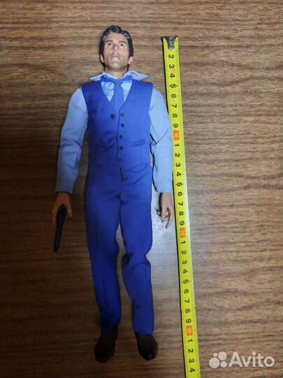 Фигурка Кристиан Белл в синей жилетке