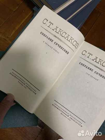 Книги очень много