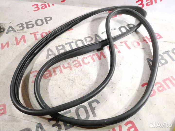 Уплотнительная резинка боковой двери передняя