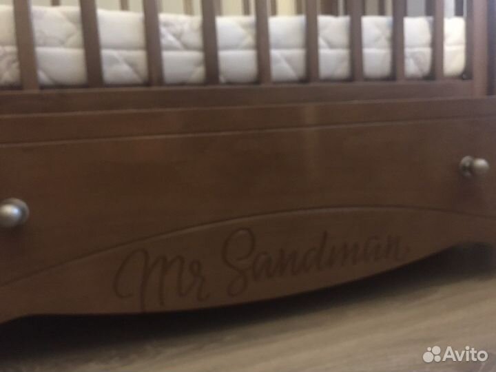 Детская кроватка с маятником