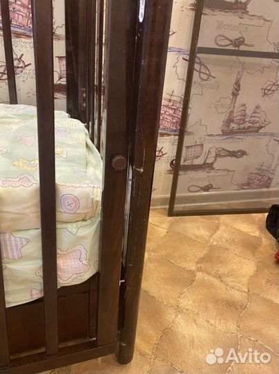 Детская кроватка с маятником