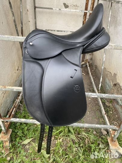 Седло для лошади выездковое