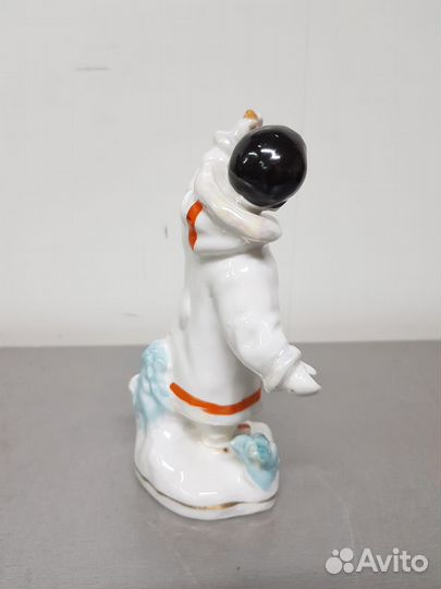 Фарфоровая статуэтка 