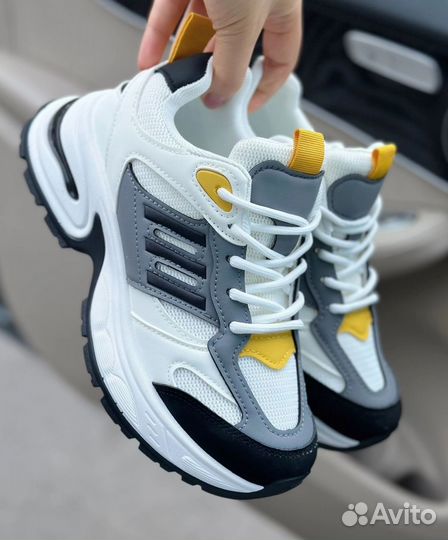 Кроссовки женские