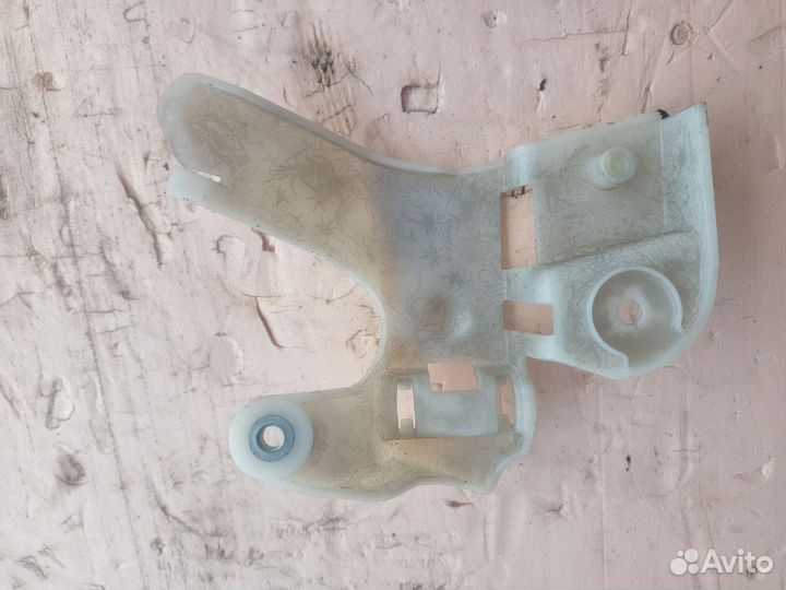 Кронштейн обшивки стойки правый Volkswagen Passat